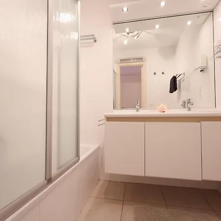 Apartment With Private Balcony, Cleaning Included Oostduinkerke